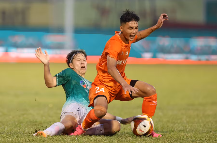 Các cầu thủ trẻ của SHB Đà Nẵng (phải) đã chơi cống hiến trước đối thủ được đánh giá cao hơn. Ảnh: Văn Ngọc