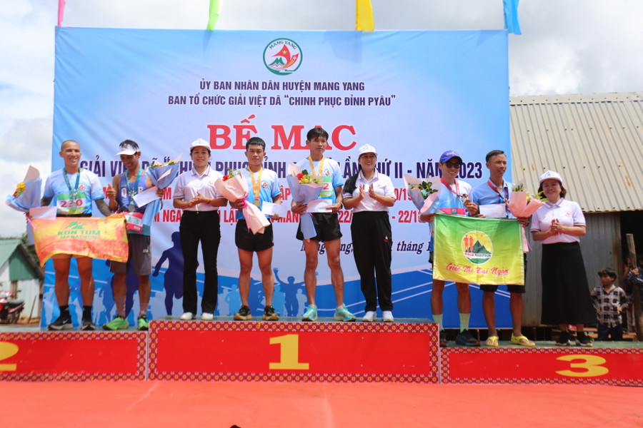 Các VĐV đạt giải cao ở nội dung nam cự ly 8 km. Ảnh: Văn Ngọc Các VĐV đạt giải cao ở nội dung nam cự ly 8 km. Ảnh: Văn Ngọc