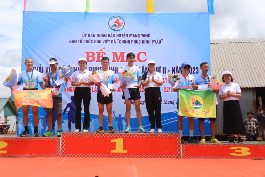 Các VĐV đạt giải cao ở nội dung nam cự ly 8 km. Ảnh: Văn Ngọc