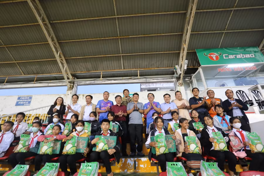 Ban tổ chức đã trao quà cho 20 em học sinh của Trường THCS Anh hùng Wừu (xã Đak Sơ Mei, huyện Đak Đoa). Ảnh: Văn Ngọc