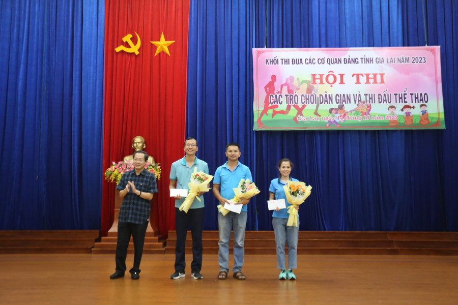 Ban tổ chức trao giải cho các đội đạt giải ở môn nhảy dây tập thể. Ảnh: Văn Ngọc