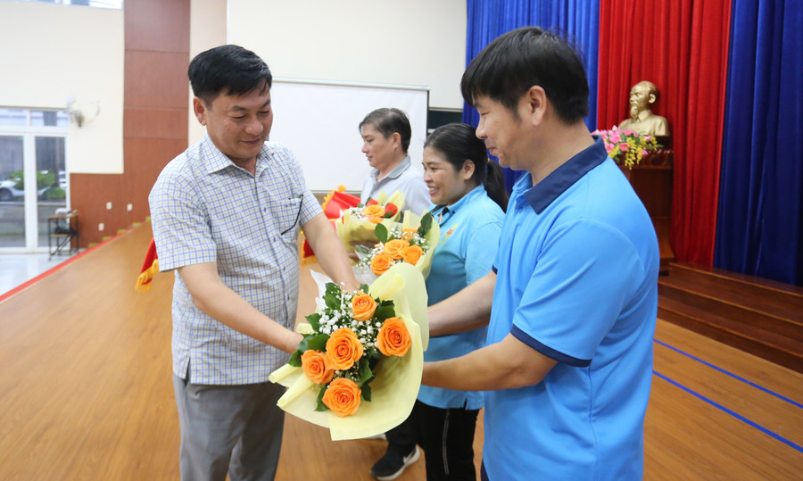 Ban tổ chức trao giải cho 3 đội giành giải Khuyến khích toàn đoàn của Hội thi. Ảnh: Văn Ngọc