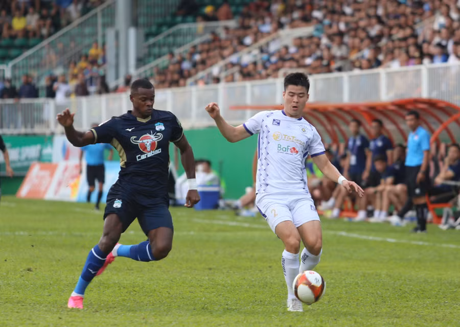 Brandao (trái) đã ghi 7 bàn thắng trong 3 mùa giải gắn bó với HAGL. Ảnh: Văn Ngọc