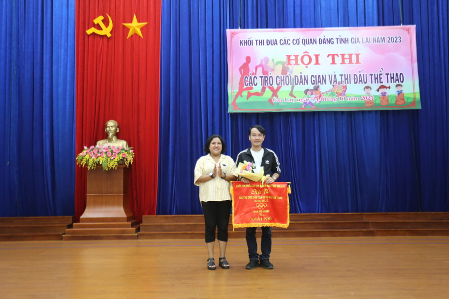 Đội Báo Gia Lai (phải) đã nhận giải Nhì toàn đoàn ở Hội thi. Ảnh: Văn Ngọc