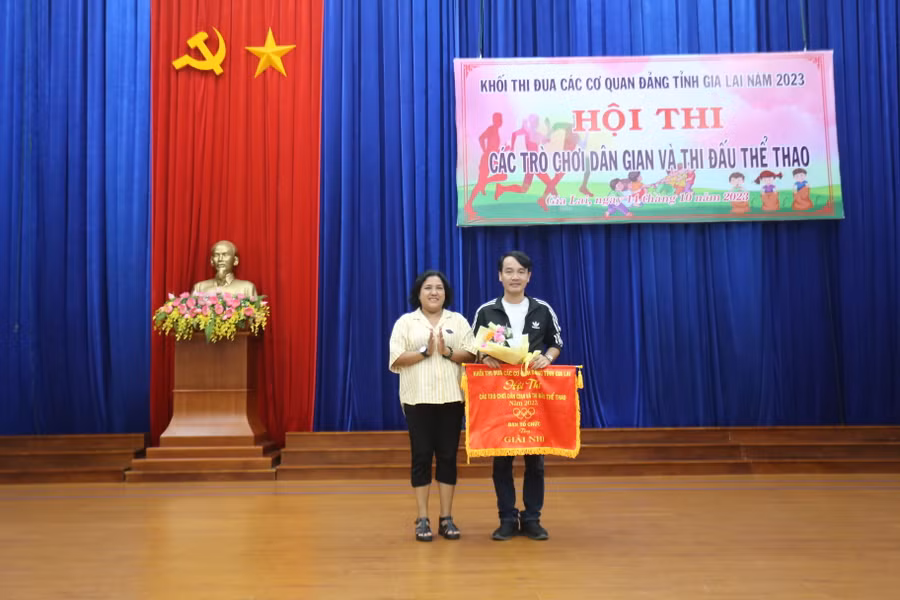 Đội Báo Gia Lai (phải) đã nhận giải Nhì toàn đoàn ở Hội thi. Ảnh: Văn Ngọc