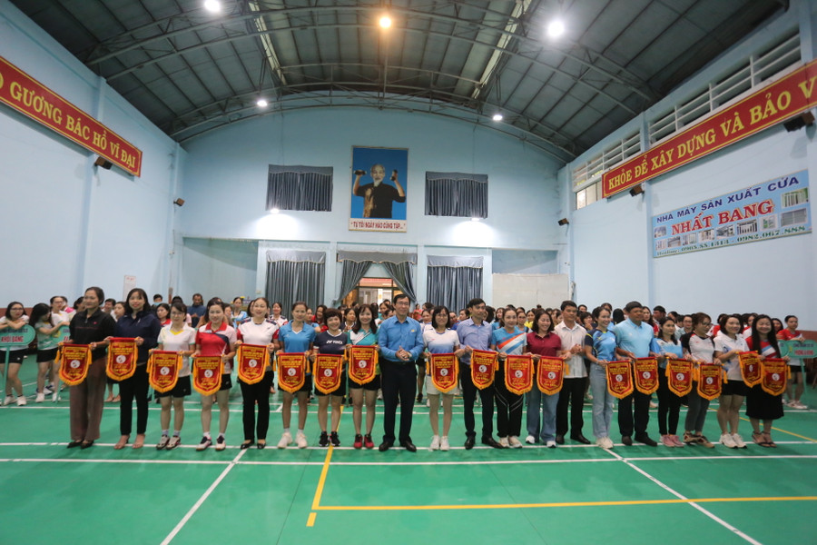 Giải đấu đã quy tụ 20 đội bóng tranh tài. Ảnh: Văn Ngọc Giải đấu đã quy tụ 20 đội bóng tranh tài. Ảnh: Văn Ngọc