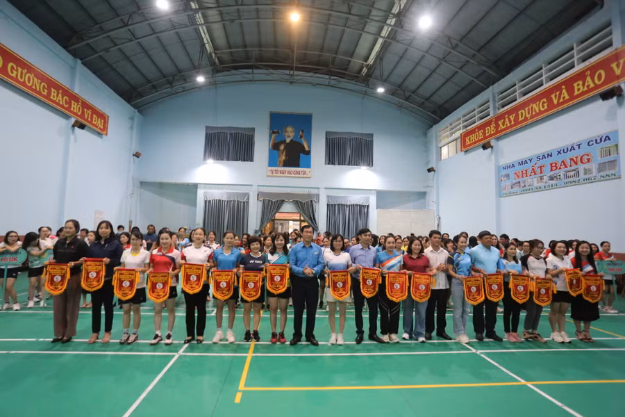 Giải đấu đã quy tụ 20 đội bóng tranh tài. Ảnh: Văn Ngọc