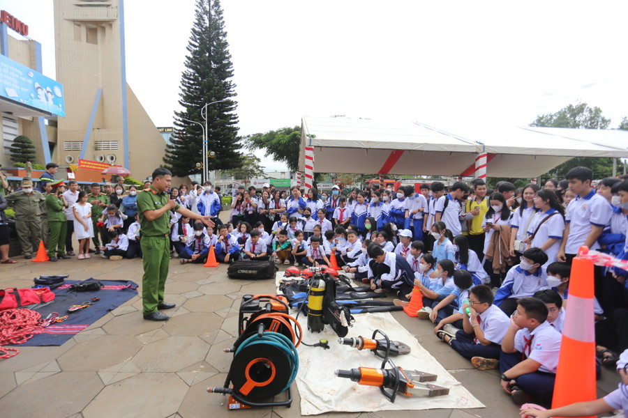 Hơn 500 người đã tham gia ở buổi đầu tiên của chương trình trải nghiệm. Ảnh: Ngọc Quân