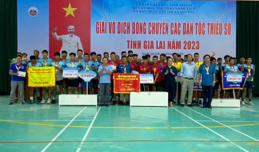 Ban tổ chức trao giải cho các đội đạt thành tích cao. Ảnh: Nguyễn Sang