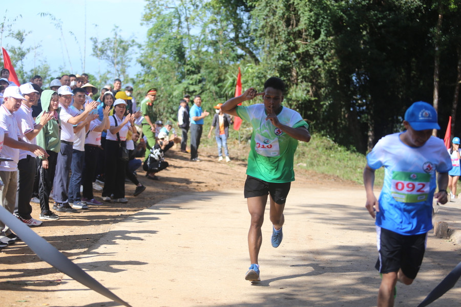 VĐV Đinh Nhinh (trái) về nhất ở cự ly 3,8 km lứa tuổi 16-35 của nam. Ảnh: Văn Ngọc VĐV Đinh Nhinh (trái) về nhất ở cự ly 3,8 km lứa tuổi 16-35 của nam. Ảnh: Văn Ngọc