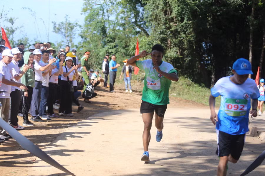 VĐV Đinh Nhinh (trái) về nhất ở cự ly 3,8 km lứa tuổi 16-35 của nam. Ảnh: Văn Ngọc