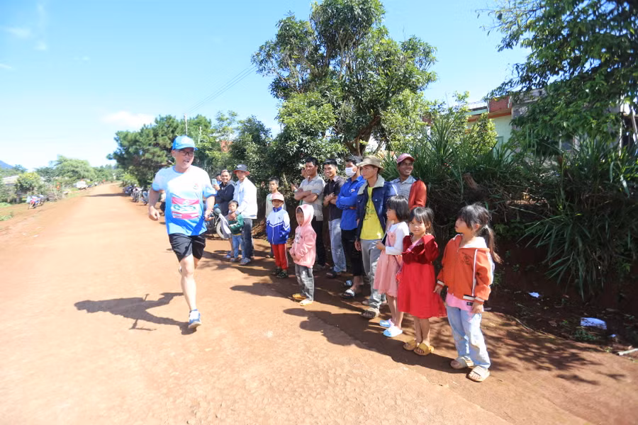 Dân làng chào đón các VĐV thi tài. Ảnh: Văn Ngọc