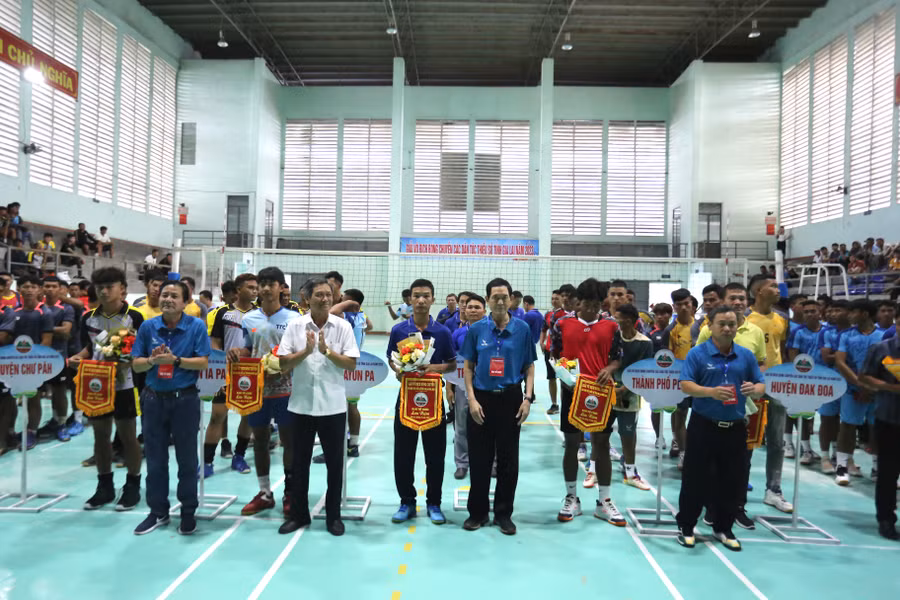 Giải thu hút hơn 120 cầu thủ người DTTS tranh tài. Ảnh: Văn Ngọc