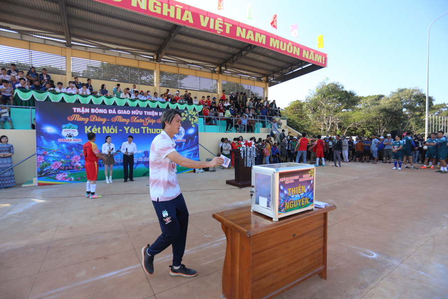 Số tiền quyên góp từ trận đấu đã được chuyển đến người nghèo của huyện Đak Đoa. Ảnh: Văn Ngọc Số tiền quyên góp từ trận đấu đã được chuyển đến người nghèo của huyện Đak Đoa. Ảnh: Văn Ngọc