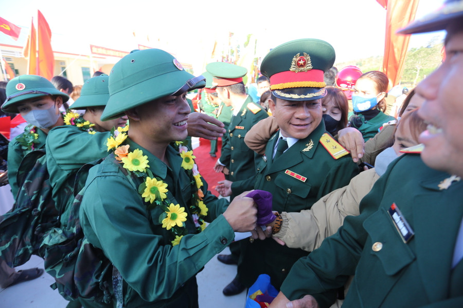 Những nụ cười rạng rỡ của các tân binh của huyện Đak Pơ trong ngày nhập ngũ. Ảnh: Văn Ngọc