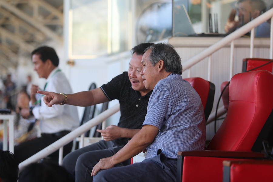 Bầu Đức đã đến dự khán trận đấu sau khoảng thời gian vắng bóng ở sân Pleiku. Ảnh: Văn Ngọc Bầu Đức đã đến dự khán trận đấu sau khoảng thời gian vắng bóng ở sân Pleiku. Ảnh: Văn Ngọc