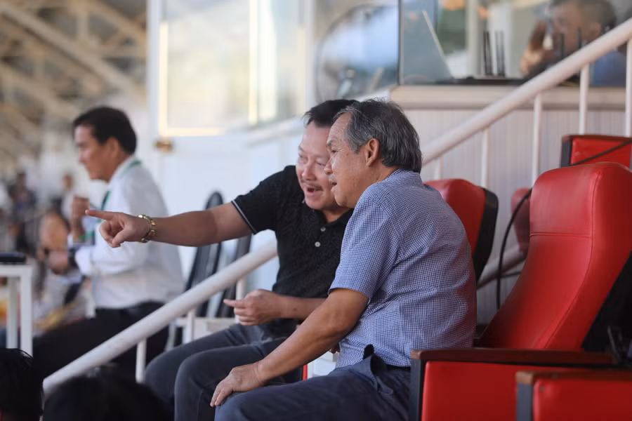 Bầu Đức đã đến dự khán trận đấu sau khoảng thời gian vắng bóng ở sân Pleiku. Ảnh: Văn Ngọc