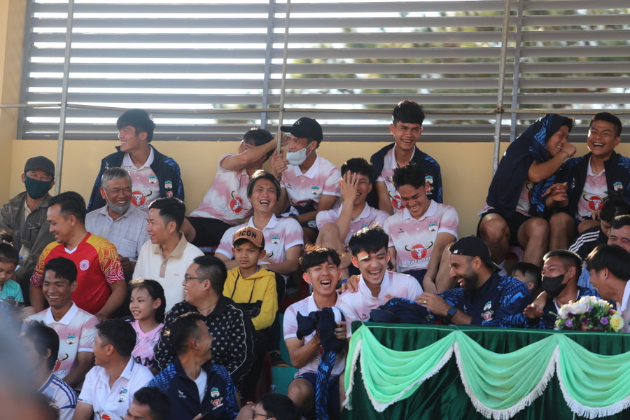 Trận đấu đã diễn ra với đầy ắp tiếng cười. Ảnh: Văn Ngọc Trận đấu đã diễn ra với đầy ắp tiếng cười. Ảnh: Văn Ngọc