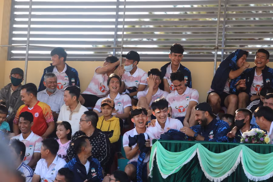 Trận đấu đã diễn ra với đầy ắp tiếng cười. Ảnh: Văn Ngọc