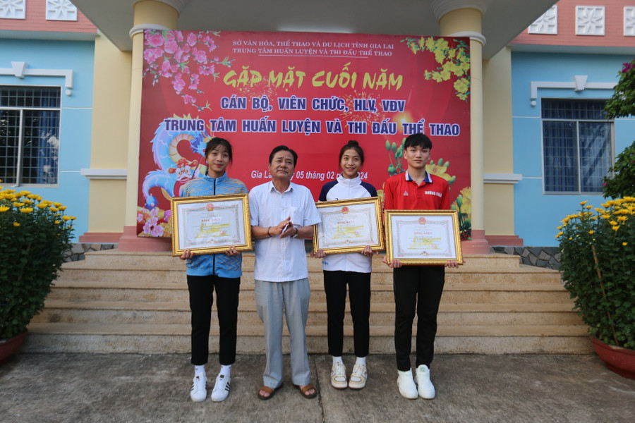 3 VĐV xuất sắc đã nhận được Bằng khen của Chủ tịch UBND tỉnh trong đợt này. Ảnh: Văn Ngọc 3 VĐV xuất sắc đã nhận được Bằng khen của Chủ tịch UBND tỉnh trong đợt này. Ảnh: Văn Ngọc