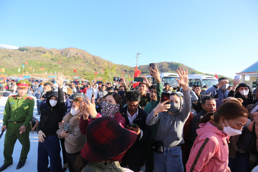 Đông đảo người dân huyện Đak Pơ đi tiễn các thanh niên ưu tú của địa phương lên đường nhập ngũ. Ảnh: Văn Ngọc