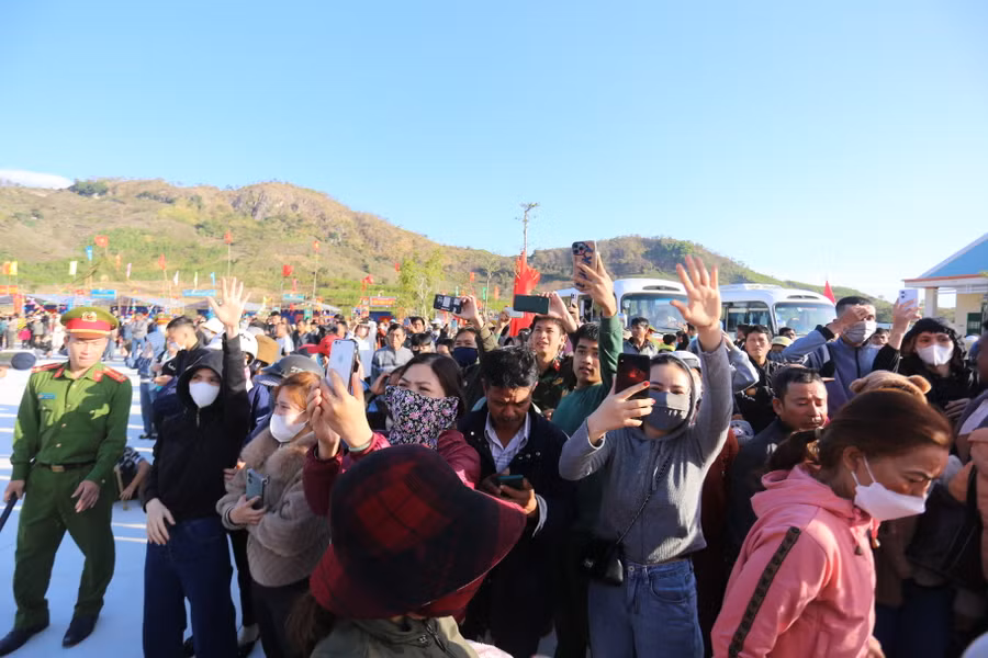 Đông đảo người dân huyện Đak Pơ đi tiễn các thanh niên ưu tú của địa phương lên đường nhập ngũ. Ảnh: Văn Ngọc