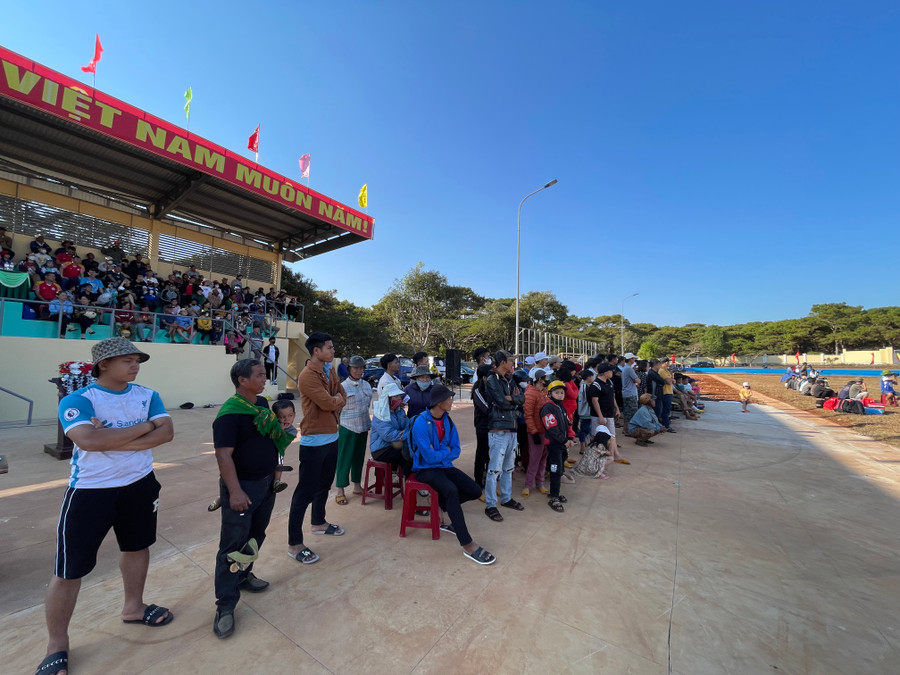 Hàng trăm người dân huyện Đak Đoa đã đến theo dõi trận cầu đặc biệt. Ảnh: Văn Ngọc Hàng trăm người dân huyện Đak Đoa đã đến theo dõi trận cầu đặc biệt. Ảnh: Văn Ngọc