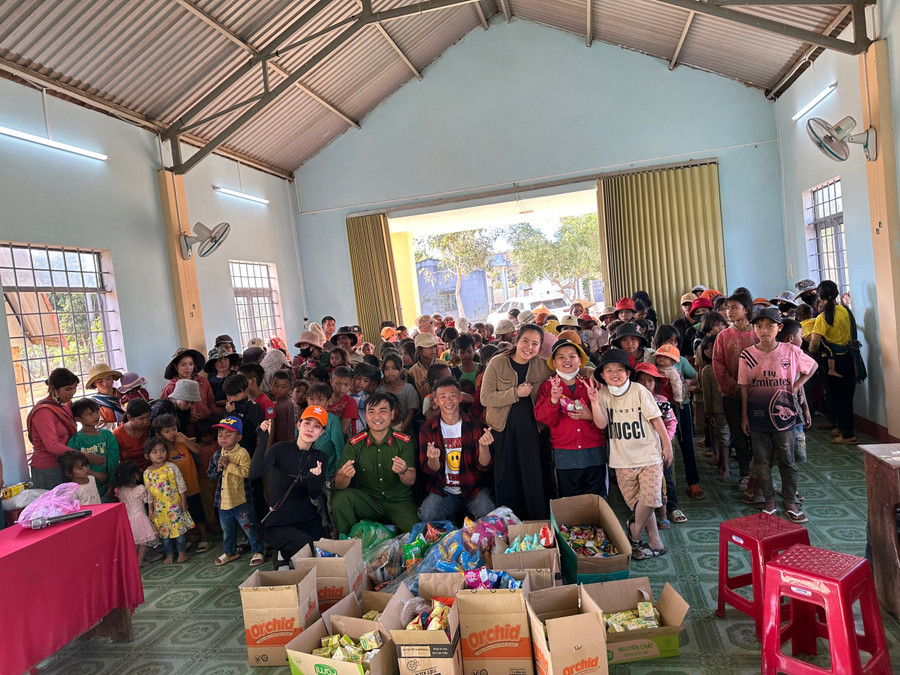 Cầu thủ Châu Ngọc Quang tham gia tặng quà Tết cho bà con ở làng Kret Krot (xã Hà Ra, huyện Mang Yang). Ảnh: Văn Ngọc Cầu thủ Châu Ngọc Quang tham gia tặng quà Tết cho bà con ở làng Kret Krot (xã Hà Ra, huyện Mang Yang). Ảnh: Văn Ngọc