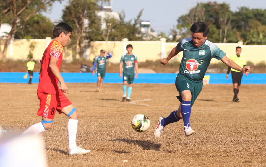 Trưởng đoàn CLB LPBank HAGL Nguyễn Tấn Anh (phải) đã góp mặt ở trận cầu từ thiện. Ảnh: Văn Ngọc Trưởng đoàn CLB LPBank HAGL Nguyễn Tấn Anh (phải) đã góp mặt ở trận cầu từ thiện. Ảnh: Văn Ngọc