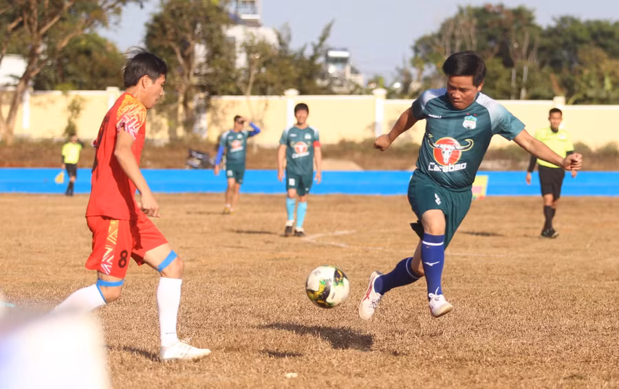 Trưởng đoàn CLB LPBank HAGL Nguyễn Tấn Anh (phải) đã góp mặt ở trận cầu từ thiện. Ảnh: Văn Ngọc