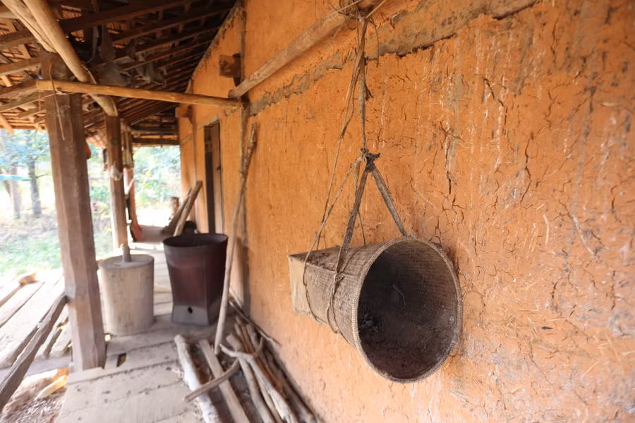 Những dụng cụ phục vụ lao động và sản xuất bị bỏ lại. Ảnh: Văn Ngọc