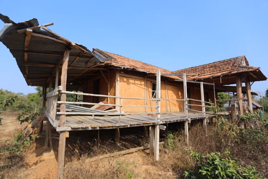 Một ngôi nhà đẹp đã xập xệ vì xuống cấp. Ảnh: Văn Ngọc