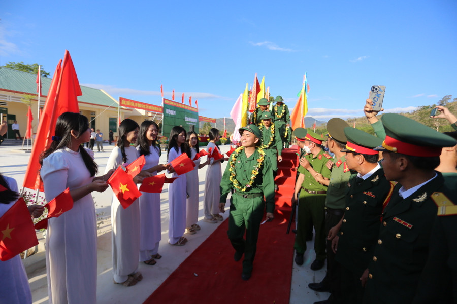 Các tân binh tại huyện Đak Pơ phấn khởi lên đường nhập ngũ. Ảnh: Văn Ngọc