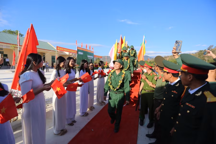 Các tân binh tại huyện Đak Pơ phấn khởi lên đường nhập ngũ. Ảnh: Văn Ngọc