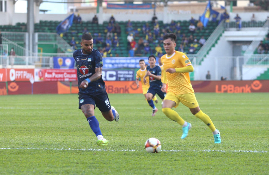LPBank HAGL (trái) đã chơi tương đối bế tắc trước Quảng Nam. Ảnh: Văn Ngọc LPBank HAGL (trái) đã chơi tương đối bế tắc trước Quảng Nam. Ảnh: Văn Ngọc