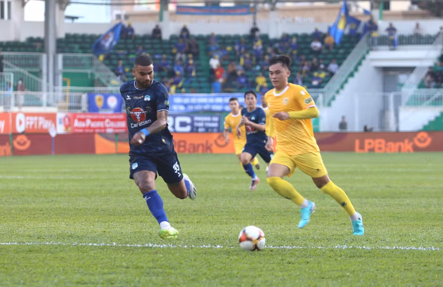LPBank HAGL (trái) đã chơi tương đối bế tắc trước Quảng Nam. Ảnh: Văn Ngọc