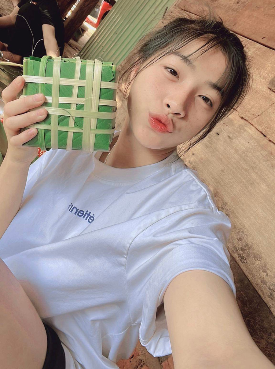 Nguyễn Thị Mai gói bánh chưng cùng gia đình dịp Tết. Ảnh: Nhân vật cung cấp Nguyễn Thị Mai gói bánh chưng cùng gia đình dịp Tết. Ảnh: Nhân vật cung cấp