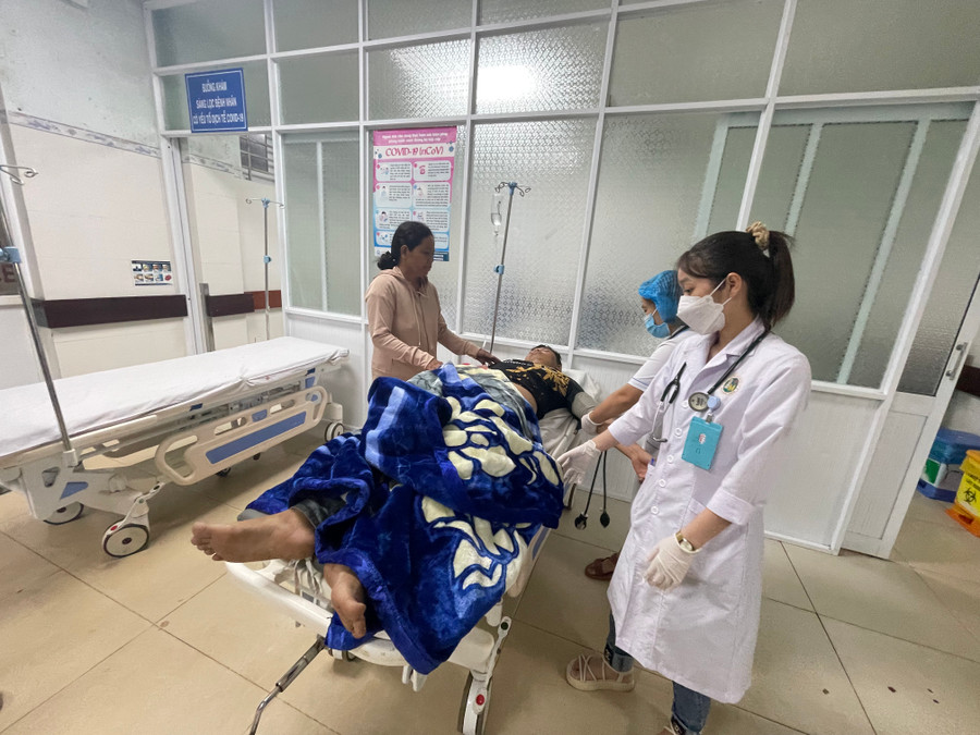 Anh Trinh được đưa vào bệnh viện với vết thương chấn thương sọ não. Ảnh: Văn Ngọc