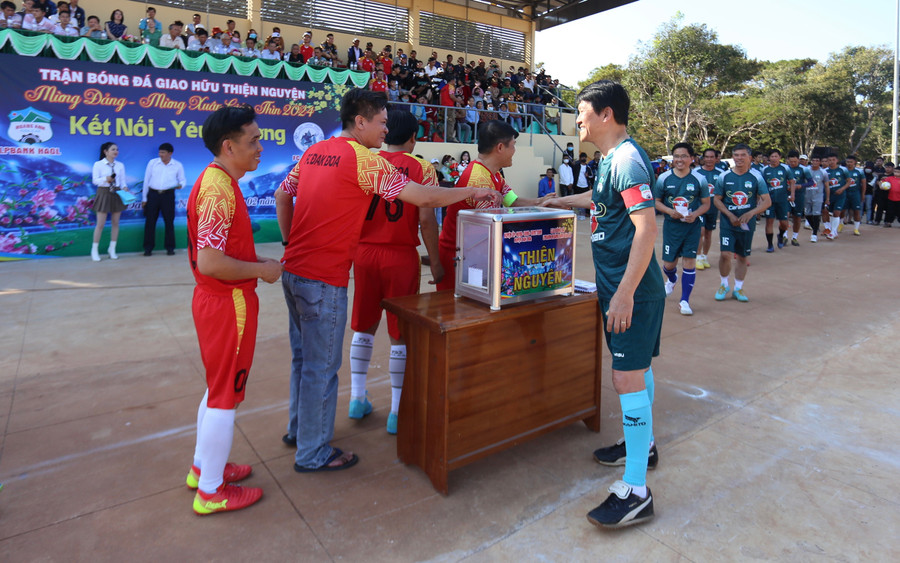 Các cầu thủ 2 đội ủng hộ vào quỹ từ thiện của trận đấu. Ảnh: Văn Ngọc Các cầu thủ 2 đội ủng hộ vào quỹ từ thiện của trận đấu. Ảnh: Văn Ngọc