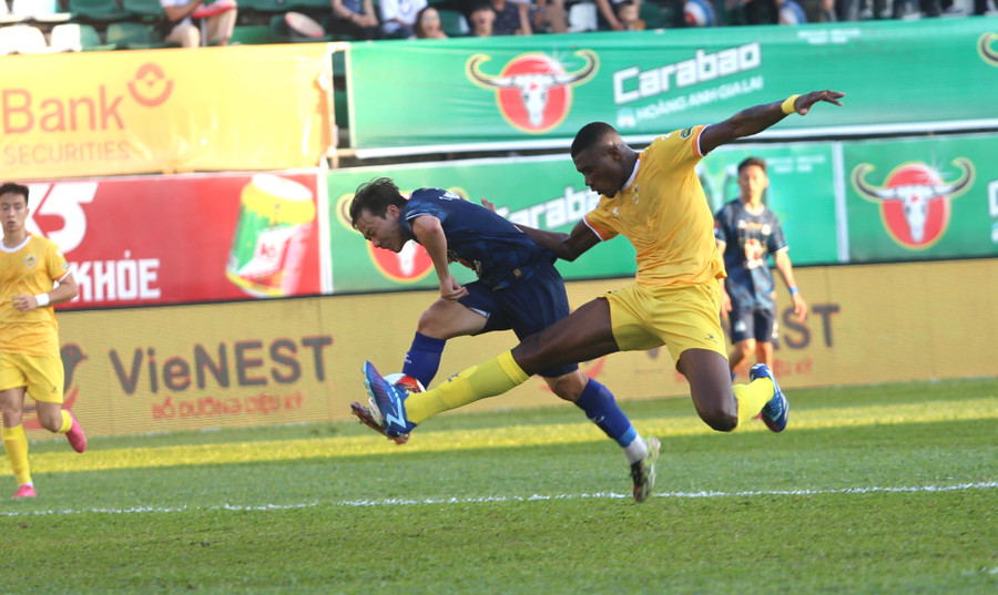 Các chân sút của đội chủ nhà đã có một cơ cơ hội song chưa có những pha xử lý quyết đoán. Ảnh: Văn Ngọc Các chân sút của đội chủ nhà đã có một cơ cơ hội song chưa có những pha xử lý quyết đoán. Ảnh: Văn Ngọc