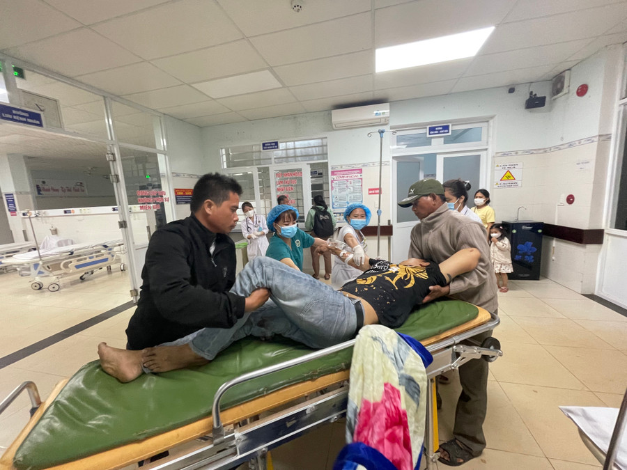 Các bác sĩ tại Bệnh viện Đa khoa tỉnh tích cực tiếp nhận điều trị cho các bệnh nhân trong đêm giao thừa. Ảnh: Văn Ngọc Các bác sĩ tại Bệnh viện Đa khoa tỉnh tích cực tiếp nhận điều trị cho các bệnh nhân trong đêm giao thừa. Ảnh: Văn Ngọc