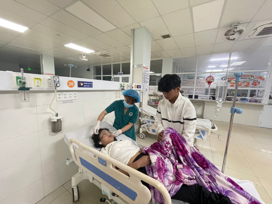 Trong đêm giao thừa có đến 13 ca nhập viện do tai nạn giao thông ở Khoa Cấp cứu. Ảnh: Văn Ngọc