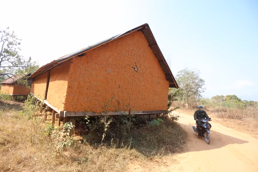 Thỉnh thoảng có những người đi làm rẫy đi qua ngôi làng. Ảnh: Văn Ngọc