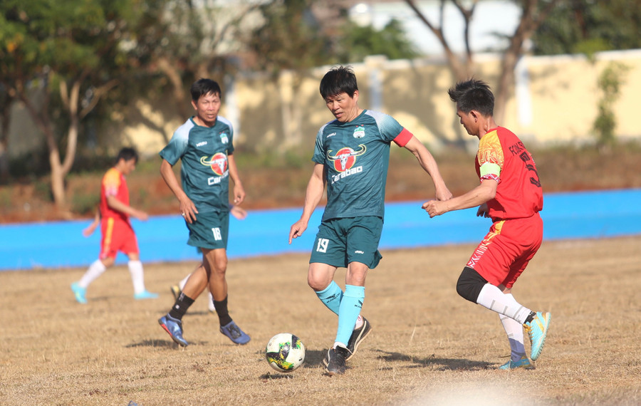 Huấn luyện viên trưởng Vũ Tiến Thành (giữa) đã xỏ giày thi đấu ở tuổi 60. Ảnh: Văn Ngọc Huấn luyện viên trưởng Vũ Tiến Thành (giữa) đã xỏ giày thi đấu ở tuổi 60. Ảnh: Văn Ngọc