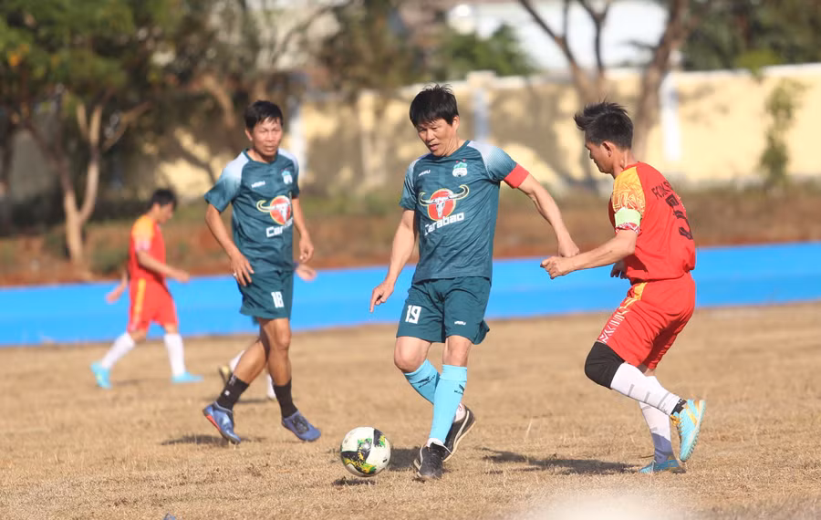 Huấn luyện viên trưởng Vũ Tiến Thành (giữa) đã xỏ giày thi đấu ở tuổi 60. Ảnh: Văn Ngọc