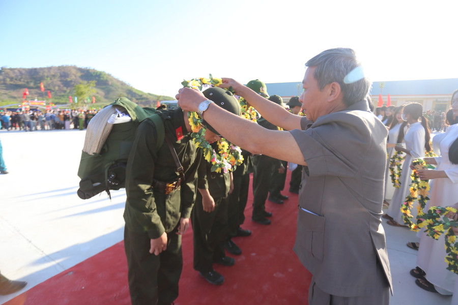 Ủy viên Ban Thường vụ Tỉnh ủy, Trưởng Ban Tuyên giáo Tỉnh ủy Huỳnh Thế Mạnh tặng hoa cho các tân binh trong đợt nhập ngũ này. Ảnh: Văn Ngọc