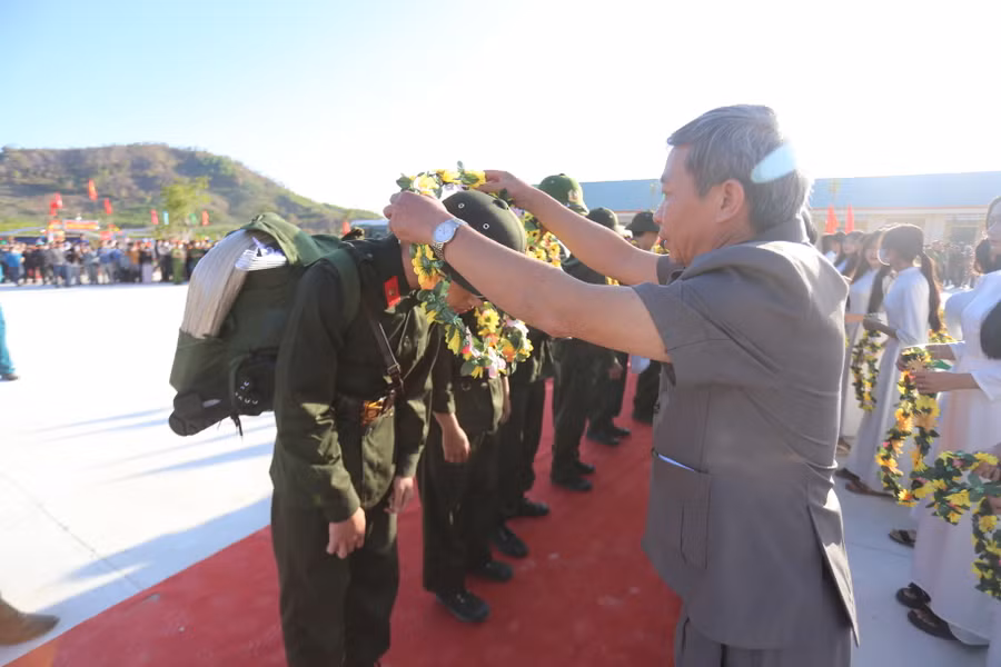 Ủy viên Ban Thường vụ Tỉnh ủy, Trưởng Ban Tuyên giáo Tỉnh ủy Huỳnh Thế Mạnh tặng hoa cho các tân binh trong đợt nhập ngũ này. Ảnh: Văn Ngọc