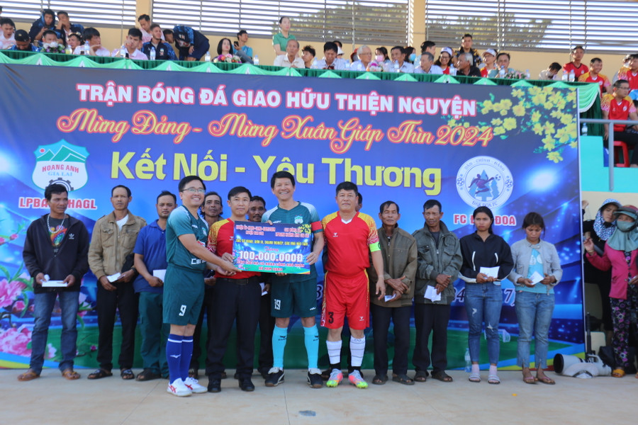 Sau trận đấu, Ban tổ chức đã quyên góp được hơn 213 triệu đồng. Ảnh: Văn Ngọc Sau trận đấu, Ban tổ chức đã quyên góp được hơn 213 triệu đồng. Ảnh: Văn Ngọc