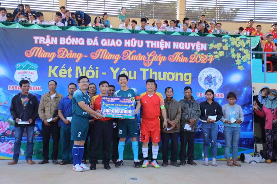 Sau trận đấu, Ban tổ chức đã quyên góp được hơn 213 triệu đồng. Ảnh: Văn Ngọc