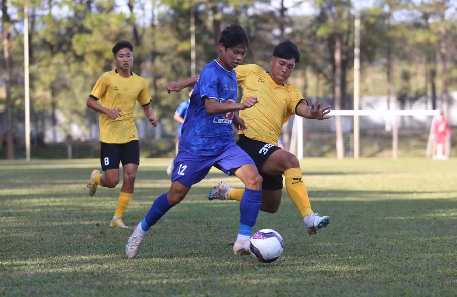 U19 Gama Vĩnh Phúc (phải) đã không thể tạo ra bất ngờ trước đội chủ nhà. Ảnh: Văn Ngọc